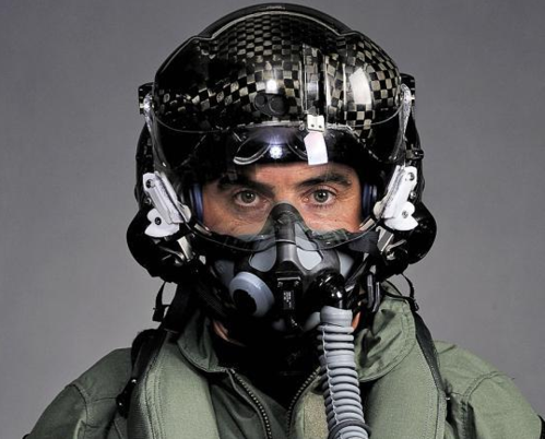 ②伞兵头盔:飞行员的盔壳多用玻璃钢或塑料等轻质材料制成,飞机轰鸣